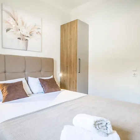 Leona Lux With Terrace & Free Parking 아파트