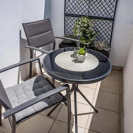 Leona Lux With Terrace & Free Parking
